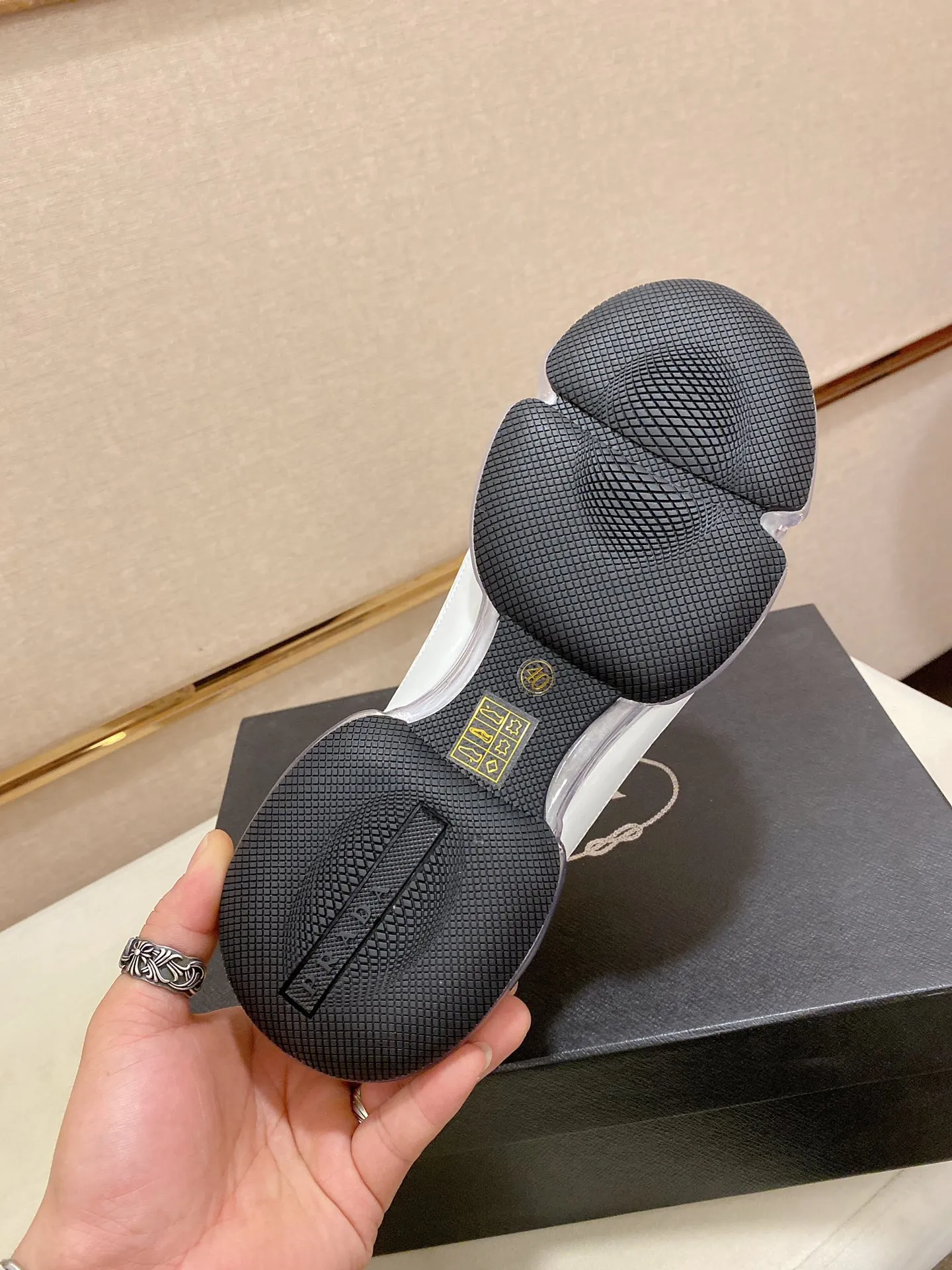 Factory price: 640💰 ✔️✔️✔️High-quality new PRADA counters are launched simultaneously. The new men's shoes and 😘fabric are made of high-tech glue-spraying technology. Lining: Full cowhide lining. 👍🏿 High-end ☄️ air-cushion molded anti-slip rubber outsole, exquisite lines, simple and elegant, comfortable and high-end for leisure travel. Code number: 38 to 45